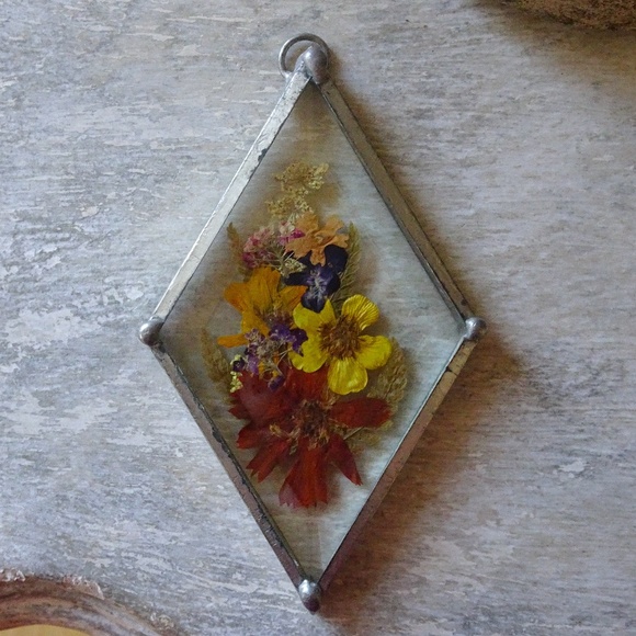 Vintage 1970s Dried Floral Flower Power Cottagecore Glass Diamond Suncatcher - Picture 3 of 8